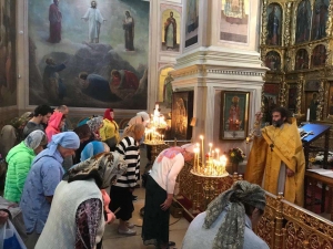 Молитва прихожан с настоятелем священником Александром Юденко