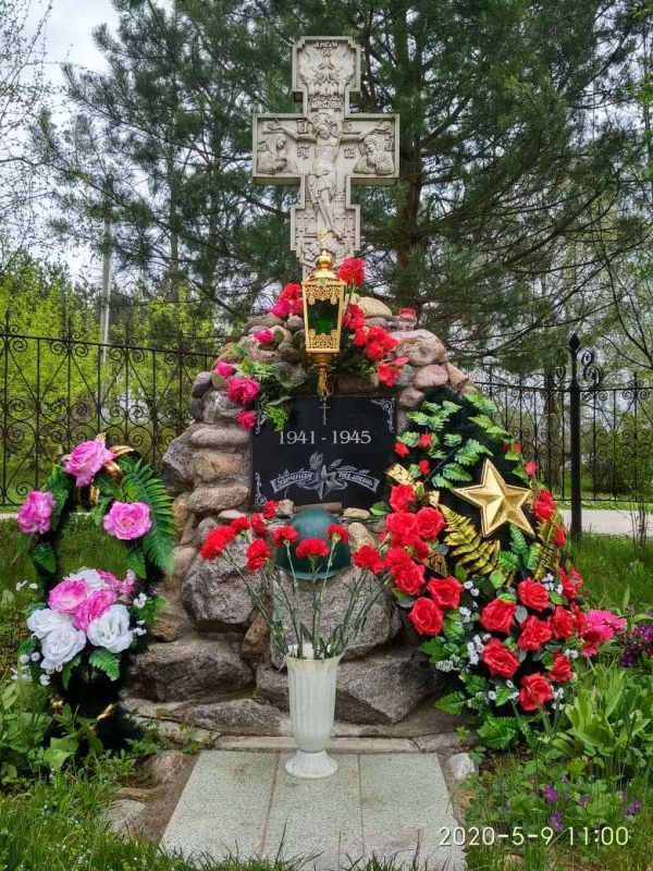 Возложение цветов к памятнику в честь павших воинов