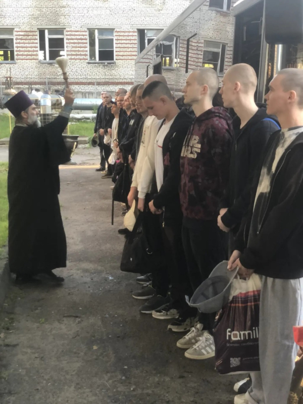 24 июня настоятель Покровского храма с. Жестылево иерей Александр Юденко благословил призывников на воинское служение в военкомате г. Дмитрова.