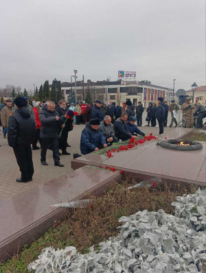 Возложение цветов у вечного огня в память погибших воинов Великой Отечественной Войны.