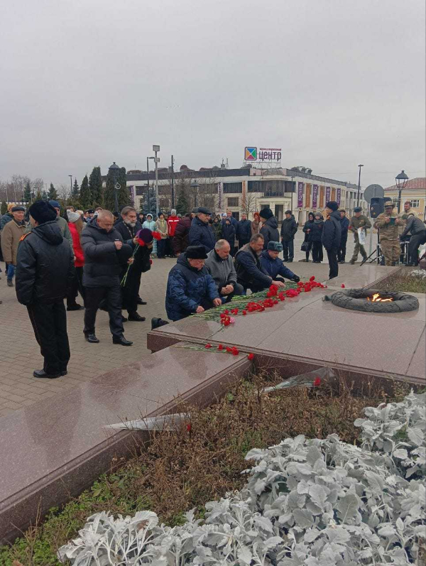 Возложение цветов у вечного огня в память погибших воинов Великой Отечественной Войны.