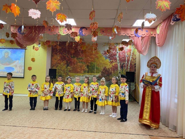 17 октября в детском саду Звёздный г. Дмитрова прошёл праздничный утренник посвященный Покрову Пресвятой Богородицы.