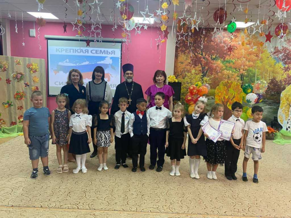 Утренник в детском саду &quot; Звёздный&quot; г. Дмитрова, посвященный семье и патриотизму.