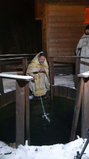 В ночь с 18 на 19 января в Часовне купели Покровского храма с. Жестылево было совершено Великое освящение воды.